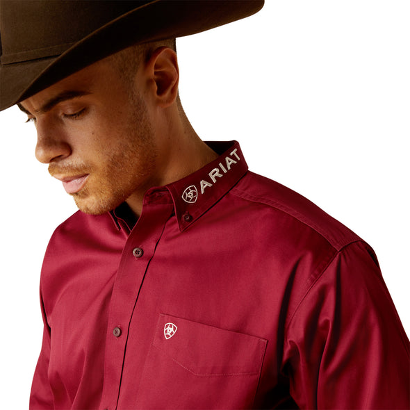 Camisa Ariat Team Logo Twill Burgundy Corte Clásico