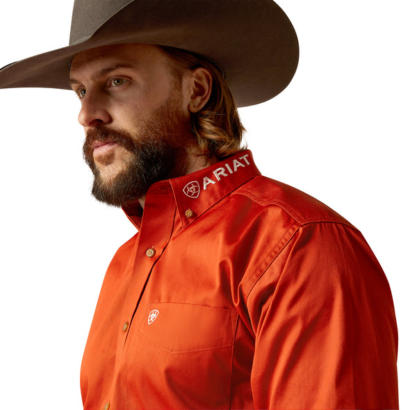 Camisa Ariat Team Logo Twill Naranja Corte Clásico